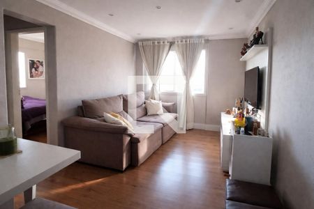 Sala de estar com sofá e TV, com uma porta para o quarto e uma janela com cortinas brancas. de apartamento à venda com 2 quartos, 70m² em Vila das Merces, São Paulo