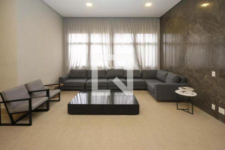 Sala de estar com sofá grande e mesa de centro, iluminada por luz natural e artificial. de apartamento à venda com 6 quartos, 121m² em Mooca, São Paulo