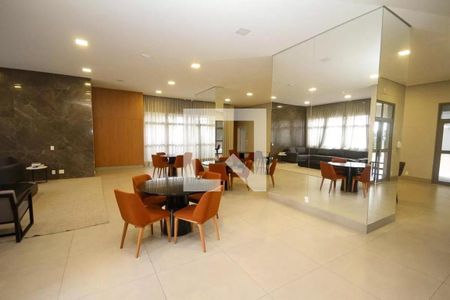 Sala de estar com mesa redonda e cadeiras de cor laranja, iluminada por luz natural e artificial. de apartamento à venda com 6 quartos, 121m² em Mooca, São Paulo