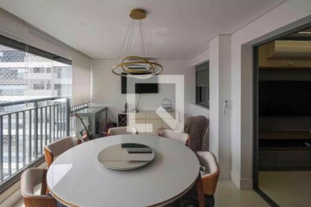 Sala de jantar com mesa redonda e iluminação moderna, vista para a cidade. de apartamento à venda com 6 quartos, 121m² em Mooca, São Paulo