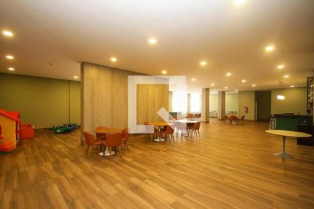 Sala de espera com mobília de madeira e iluminação adequada. de apartamento à venda com 6 quartos, 121m² em Mooca, São Paulo