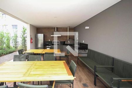 Cozinha com pia, fogão e geladeira, com mesa e cadeiras para refeições. de apartamento à venda com 6 quartos, 121m² em Mooca, São Paulo