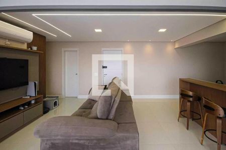 Sala de estar com sofá, TV e ar condicionado, iluminada por luzes de parede e teto. de apartamento à venda com 6 quartos, 121m² em Mooca, São Paulo