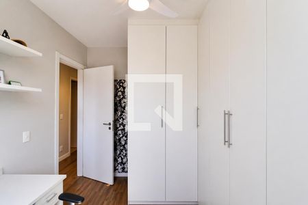 Cabinets and shelves in a room with white walls and ceiling, and wood flooring. de apartamento à venda com 2 quartos, 60m² em Jardim Parque Morumbi, São Paulo