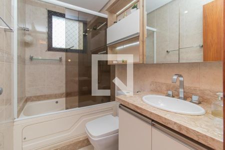 Banheiro de apartamento para alugar com 2 quartos, 115m² em Santo Antônio, Porto Alegre