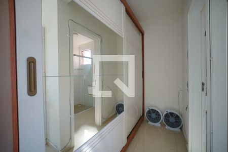 Closet da suíte de apartamento para alugar com 2 quartos, 66m² em Santinho, Florianópolis