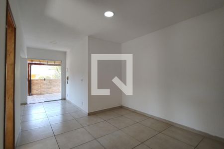 Sala de casa de condomínio para alugar com 2 quartos, 75m² em Pechincha, Rio de Janeiro