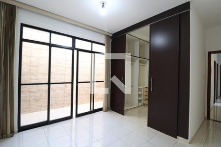 Quarto 1 - Suíte de casa para alugar com 4 quartos, 250m² em Jardim das Palmeiras, Uberlândia