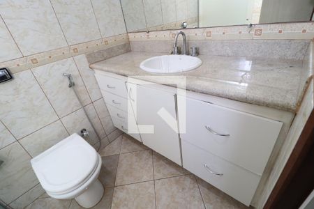 Banheiro do Quarto 1 de casa para alugar com 4 quartos, 250m² em Jardim das Palmeiras, Uberlândia