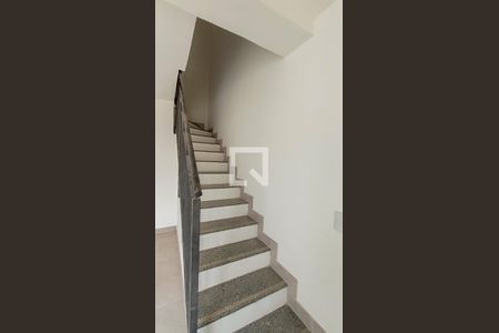 Escadas  de casa de condomínio para alugar com 2 quartos, 60m² em Vila Nova, Porto Alegre