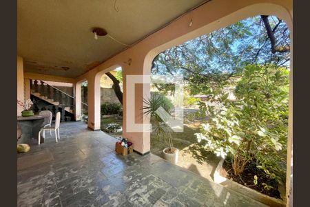 Casa para alugar com 2 quartos, 210m² em Santa Cruz, Belo Horizonte