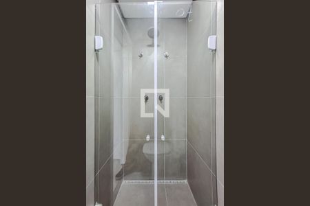 Banheiro de kitnet/studio para alugar com 1 quarto, 20m² em Liberdade, São Paulo