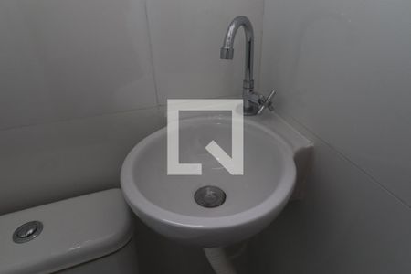 Banheiro de kitnet/studio para alugar com 1 quarto, 10m² em Vila Sao Pedro, Santo André