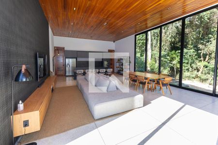 Sala de TV de casa de condomínio à venda com 4 quartos, 320m² em Jardins de Petrópolis, Nova Lima