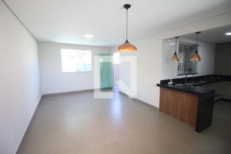 Sala de casa à venda com 2 quartos, 100m² em Diamante, Belo Horizonte