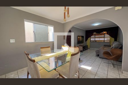 Sala de casa à venda com 2 quartos, 250m² em Jardim Casablanca, São Paulo