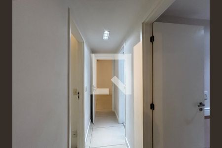 Sala - corredor de acesso aos cômodos de apartamento para alugar com 3 quartos, 95m² em Botafogo, Rio de Janeiro
