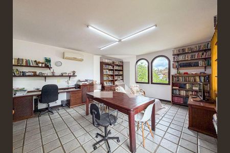 Casa à venda com 5 quartos, 252m² em Maria Paula, Niterói