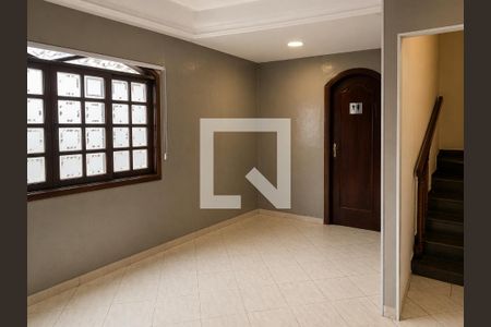 Janela com vidros quadrados e uma porta de madeira na parede, com um chão de azulejos e uma escada de madeira no fundo. de casa à venda com 3 quartos, 117m² em Vila Gomes Cardim, São Paulo