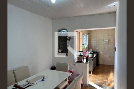 Cozinha com piso de porcelanato, bancada de granito e geladeira, fogão e pia. de casa à venda com 3 quartos, 117m² em Vila Gomes Cardim, São Paulo
