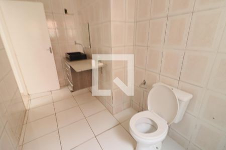 Banheiro de casa para alugar com 2 quartos, 80m² em Quitaúna, Osasco