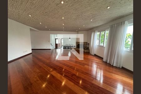 Sala de casa de condomínio para alugar com 4 quartos, 375m² em Morada dos Pássaros, Barueri