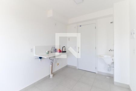 Sala - Cozinha de apartamento para alugar com 2 quartos, 32m² em Vila Carmosina, São Paulo