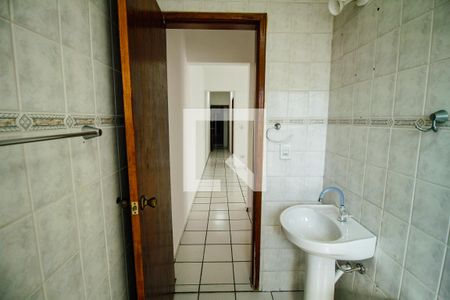 Banheiro de apartamento para alugar com 1 quarto, 45m² em Canto do Forte, Praia Grande