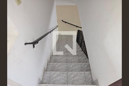 Escada acesso aos Quartos  de casa para alugar com 2 quartos, 84m² em Jardim Terezopolis, Guarulhos