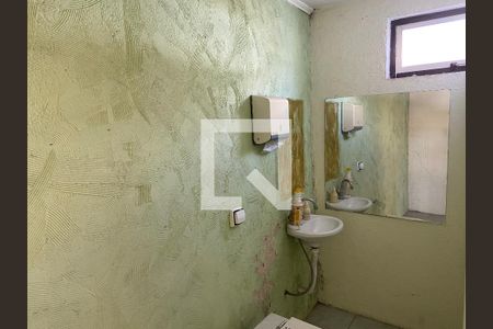 Sala - Banheiro  de casa à venda com 4 quartos, 250m² em Ferreira, São Paulo