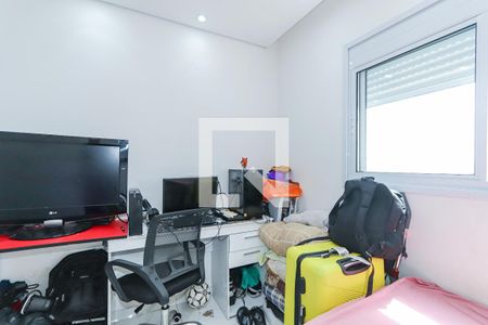 Quarto com cama, TV, computador e móveis simples, com pouca iluminação e pouca decoração. de apartamento à venda com 3 quartos, 135m² em Vila Andrade, São Paulo