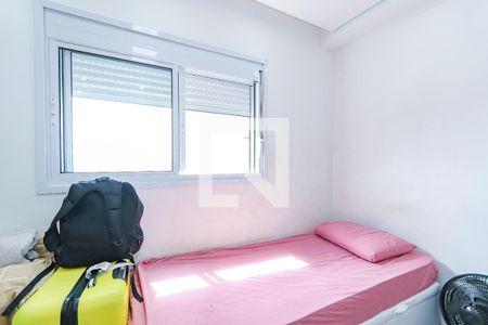 Quarto pequeno com cama simples, janela grande e iluminação natural, com bagagem e ventilador. de apartamento à venda com 3 quartos, 135m² em Vila Andrade, São Paulo