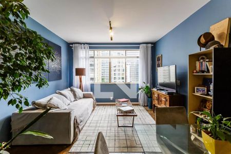 Sala com sofá, mesa e TV, com vista para a cidade, iluminada por luz natural e artificial. de apartamento à venda com 3 quartos, 105m² em Jardim America III, Várzea Paulista
