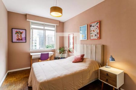 Quarto com cama, mesa e cadeira, com vista para a cidade. de apartamento à venda com 3 quartos, 105m² em Jardim America III, Várzea Paulista