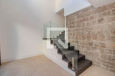 Escadas de casa à venda com 3 quartos, 290m² em Bela Vista, Porto Alegre