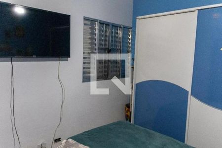 Cama simples com TV montada na parede, com uma porta de cor azul e branca, e uma janela com persianas de alumínio. de casa à venda com 3 quartos, 300m² em Recanto das Rosas, Osasco