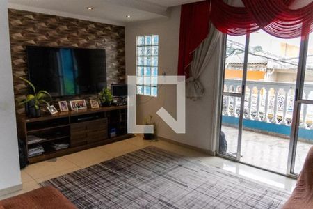 Sala de estar com TV e móveis de madeira, com vista para a rua e jardim. de casa à venda com 3 quartos, 300m² em Recanto das Rosas, Osasco