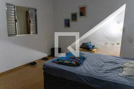 Cama simples com colchão azul e cobertor colorido, com uma porta de vidro e uma parede branca. de casa à venda com 3 quartos, 300m² em Recanto das Rosas, Osasco