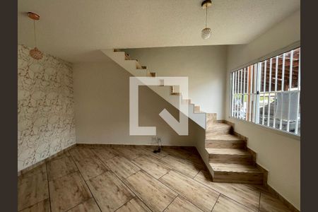 Sala de casa de condomínio para alugar com 2 quartos, 65m² em Jardim Isis, Cotia