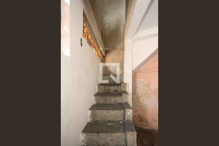 Escada de entrada de casa para alugar com 2 quartos, 90m² em Jardim da Conquista, São Paulo