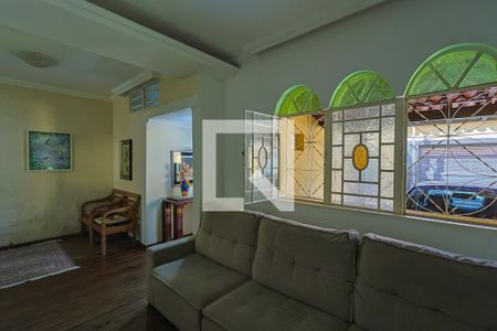 Casa à venda com 4 quartos, 240m² em Caiçara-adelaide, Belo Horizonte