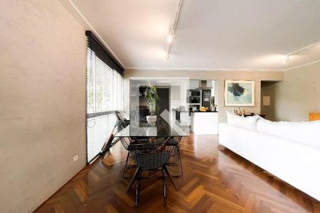 Sala de estar com mesa de vidro e cadeiras de metal, iluminada por lâmpadas de teto. de apartamento à venda com 4 quartos, 105m² em Cerqueira César, São Paulo