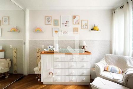 Criança dormindo em uma cama de solteiro, com um tapete de brinquedos ao lado. de apartamento à venda com 4 quartos, 105m² em Cerqueira César, São Paulo