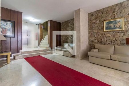 Sala de entrada com duas poltronas e uma mesa de centro, com uma escada ao fundo. de apartamento à venda com 4 quartos, 105m² em Cerqueira César, São Paulo