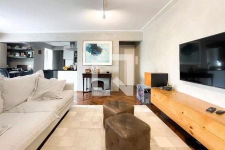 Sala de estar com sofá branco, mesas e quadro de arte, iluminada por luz natural e artificial. de apartamento à venda com 4 quartos, 105m² em Cerqueira César, São Paulo