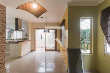 Sala de casa de condomínio para alugar com 3 quartos, 100m² em Jardim Lazzareschi, Mogi das Cruzes