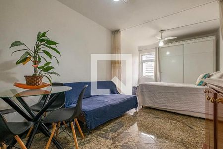 Sala com sofá azul, mesa redonda e cadeiras, planta em cesto, janelas com cortinas, armários brancos, piso de granito, iluminação boa, decoração simples. de kitnet/studio à venda com 1 quarto, 31m² em Cerqueira César, São Paulo