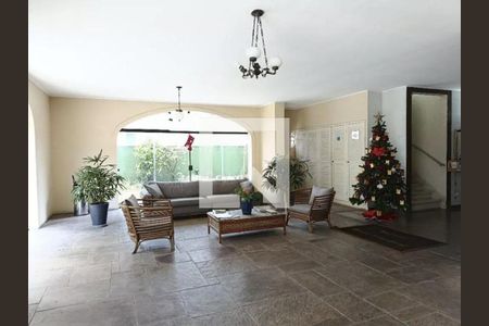 Sala de espera com sofá, mesas e cadeiras, com uma árvore de Natal no canto. de kitnet/studio à venda com 1 quarto, 31m² em Cerqueira César, São Paulo