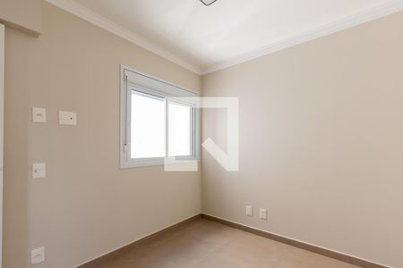 Parede branca com janela e iluminação natural, parede com teto branco e corrimão de madeira. de apartamento à venda com 3 quartos, 88m² em Jardim Caboré, São Paulo