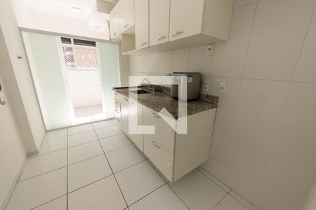 Cozinha de apartamento para alugar com 3 quartos, 75m² em Jardim Tupanci, Barueri